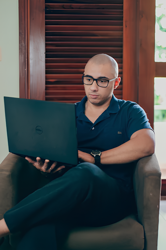 Dr. José Neto em seu consultório